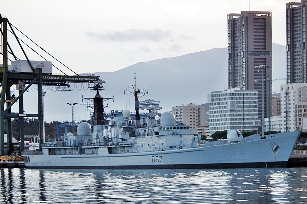 HMS Edinburgh in Tenerife Port by juanignaciomoreno