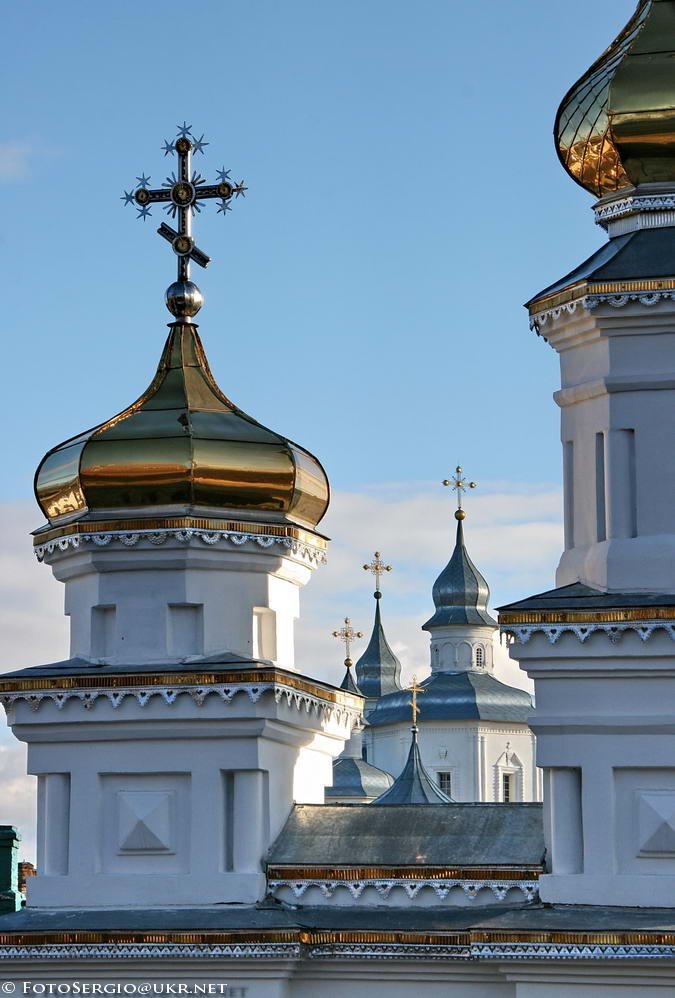 Molchansky or “Silent” monastery (XVI-XIX) in town of Putivl on a hill above the Seim river. Stone fortress-monastery includes the Nativity of the Mother of God Cathedral (1575-1785), over gate bell tower (1602-1604), Refectory with tower XVII c, walls and towers. by FotoSergiy