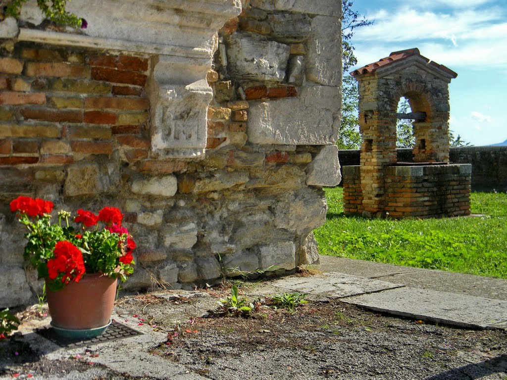 Montecodruzzo, la chiesa e la corte con pozzo e fiori rossi by antenoremalatesta