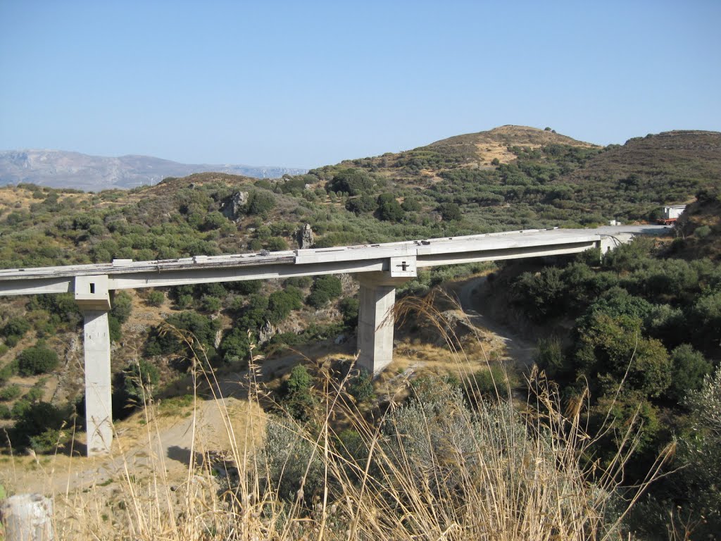 Viaducto en construcción cerca de Sfaka, durante mi Gran Viaje. Septiembre de 2012 by viajeroandaluz