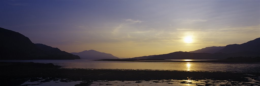 Blick in die Berglandschaft am Loch Duich in Dornie by www.hechtphoto.de