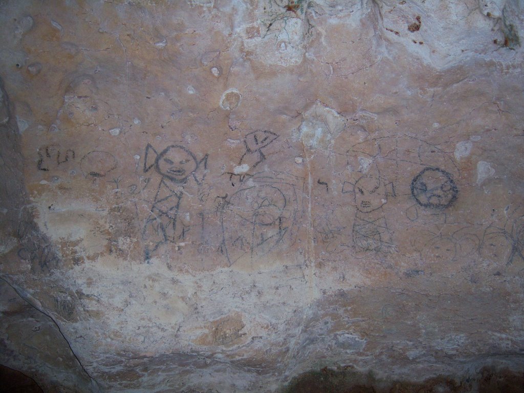 Petroglifos en Cueva de La Linea. P.N. Los Haitises by Hugo Giménez Hernánd…