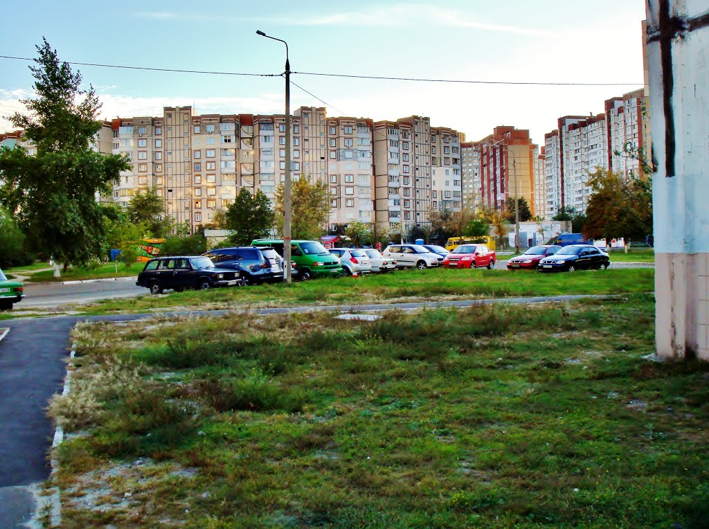 24.09.2012 17:45 Внутренний двор внутри квартала на углу улиц Каштановой и Оноре де Бальзака. by senisi