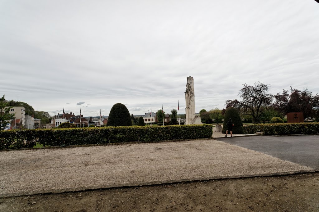 Laon - Avenue Georges Clemenceau - View WNW on le Monument aux Morts 1926 by Marcel Gaumont by txllxt