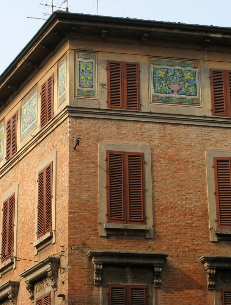 Ferrara, affreschi; angolo via Voltapaletto - Via Bersaglieri del Po by Claudio Pedrazzi