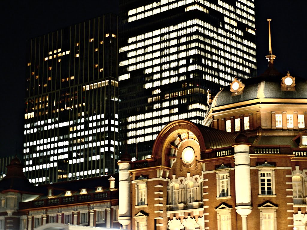 Tokyo Station Marunouchi side (東京駅丸の内口復元工事後) by taoy (keep Panoramio)