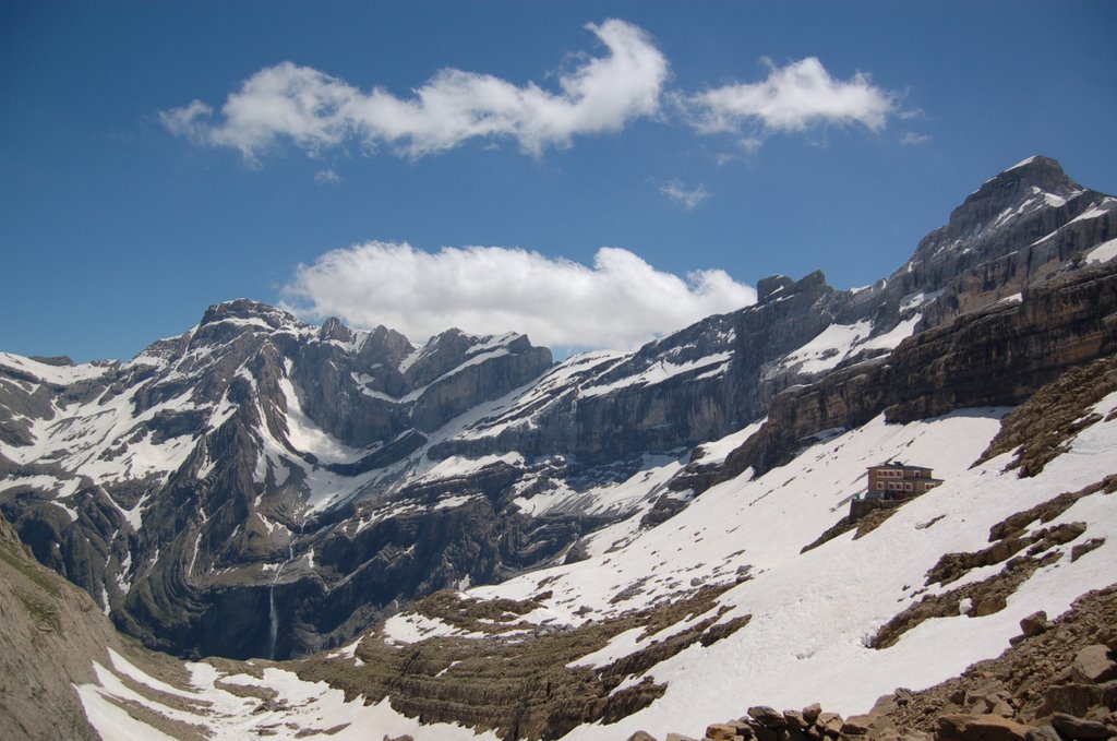 Cylindre de Marboré, Casque, refuge de la Brêche de Roland vu du col des Sarradets by Antoine Guyonneau