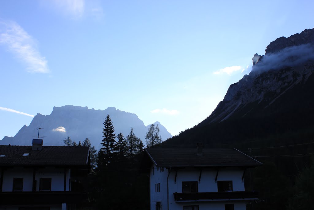 07:00 Blick auf die Zugspitze. Von 5. Wohnung Balkon, Haus Schachtkopf by baibala