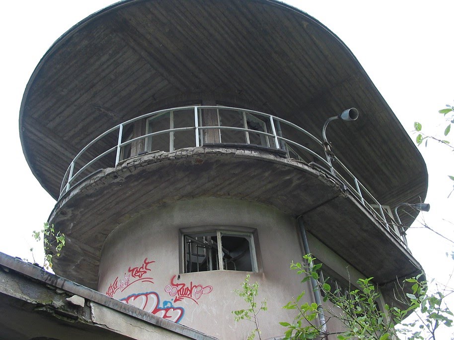 Esch-sur-Alzette. Hüttengelände Terres Rouges. Stillgelegtes Stellwerk by Theophil Schweicher