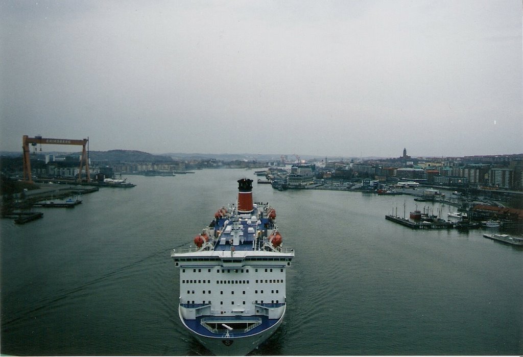 Ferry leaving Göteborg by NoodweeR