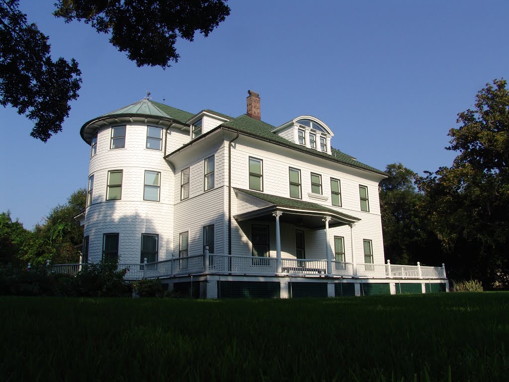 Eclectic mansion built in 1895 by wealthy northerner (8-29-2011) by Ken Badgley