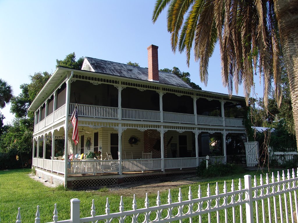 Classic southern style victorian, built in 1883 (8-29-2011) by Ken Badgley