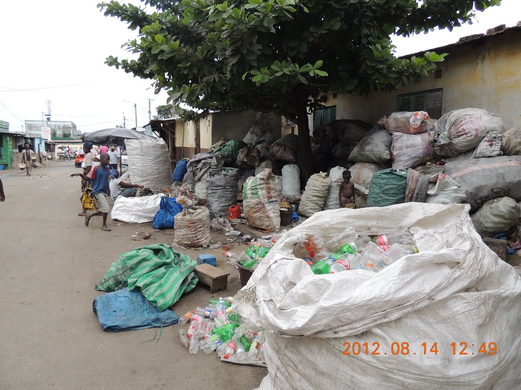 Abidjan, Adjamé, récupération de bouteilles by tofil44