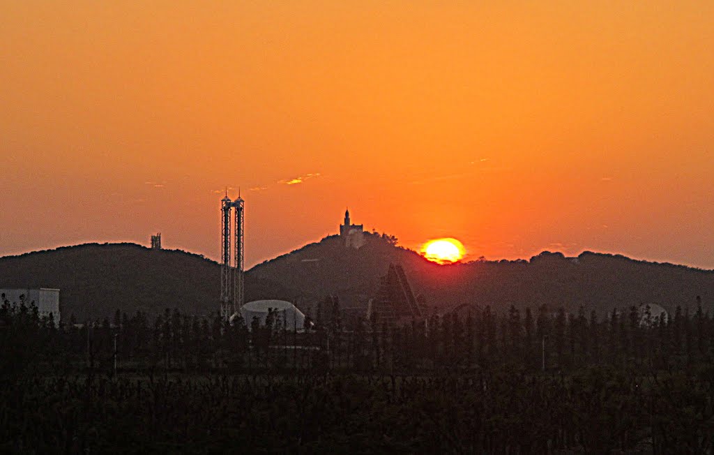 佘山/欢乐谷 日落 Sunset behind Shenshan Mountain/Happy Valley by 韩笃一 Duyi Han