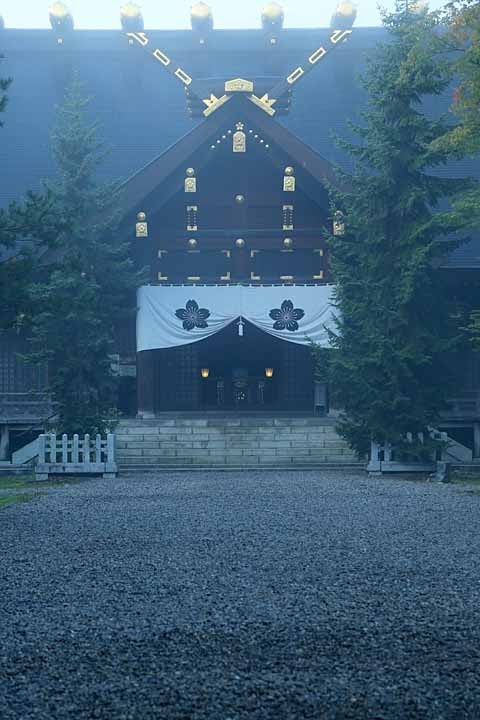 Kamikawa-jinja Shrine veiled in the morning mist by nutakku