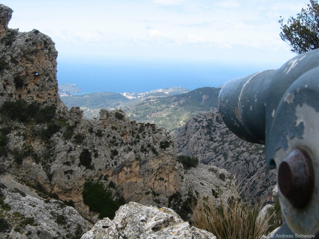 Mit dem Fernglas ein Blick auf Port de Sóller by Andreas Schwope