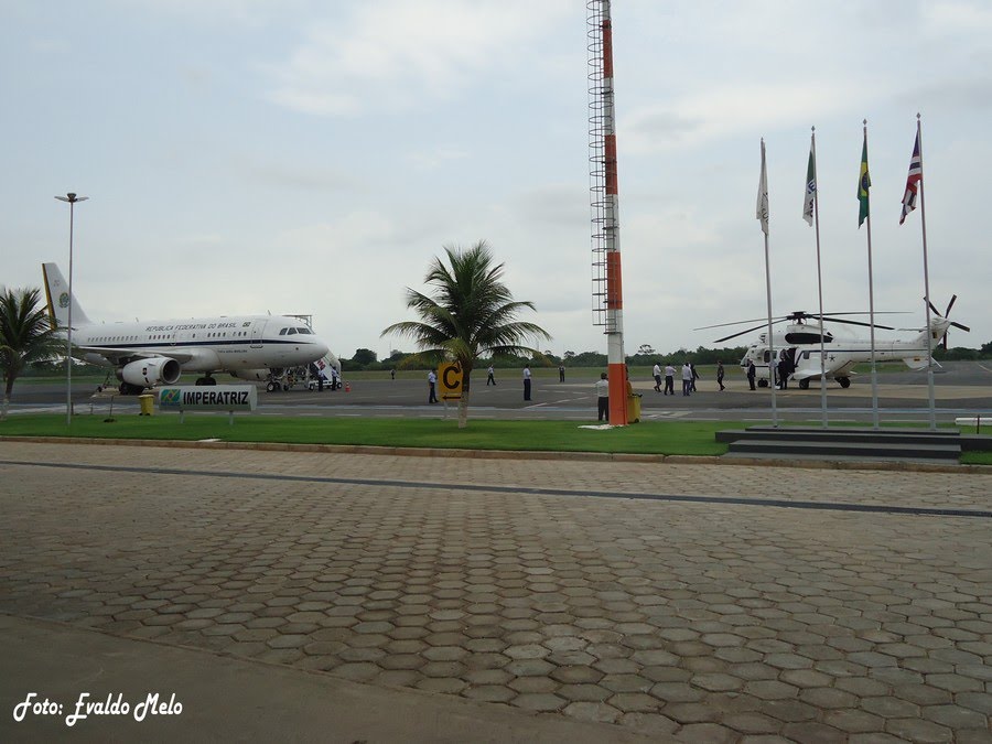 A presidente Dilma Rousseff desembarca em Imperatriz em 17/10/2012 by Evaldo Melo