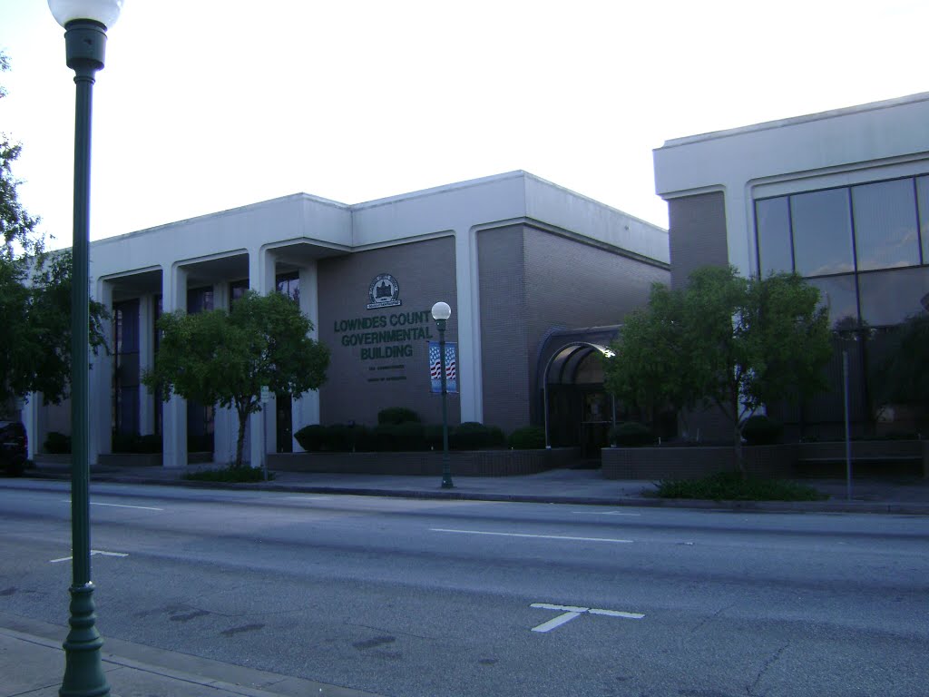 Lowndes County Governmental Building by mriveraz