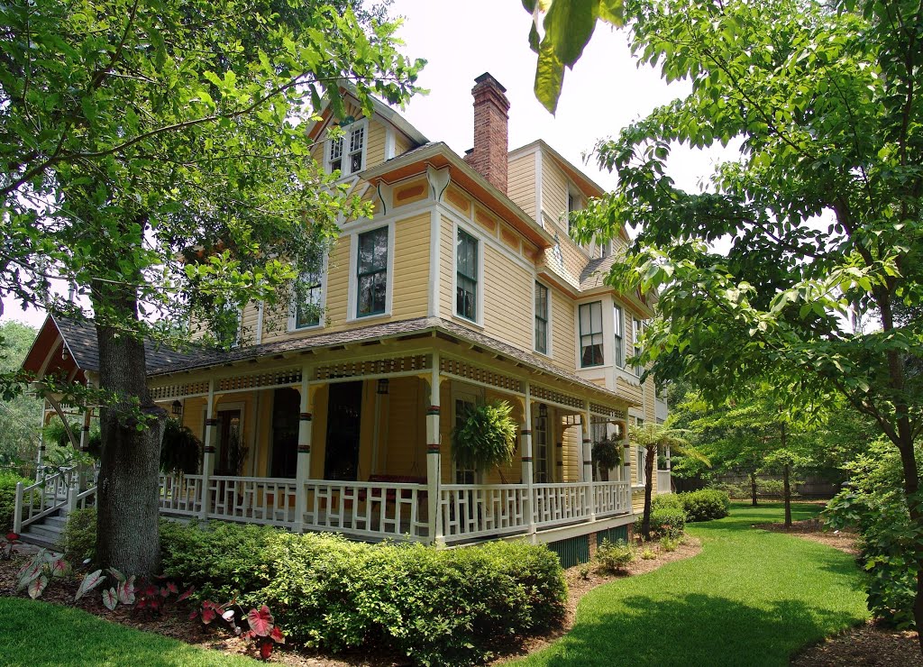 1885 Lassiter house, now the Laurel Oak bed & breakfast (6-2011) by Ken Badgley