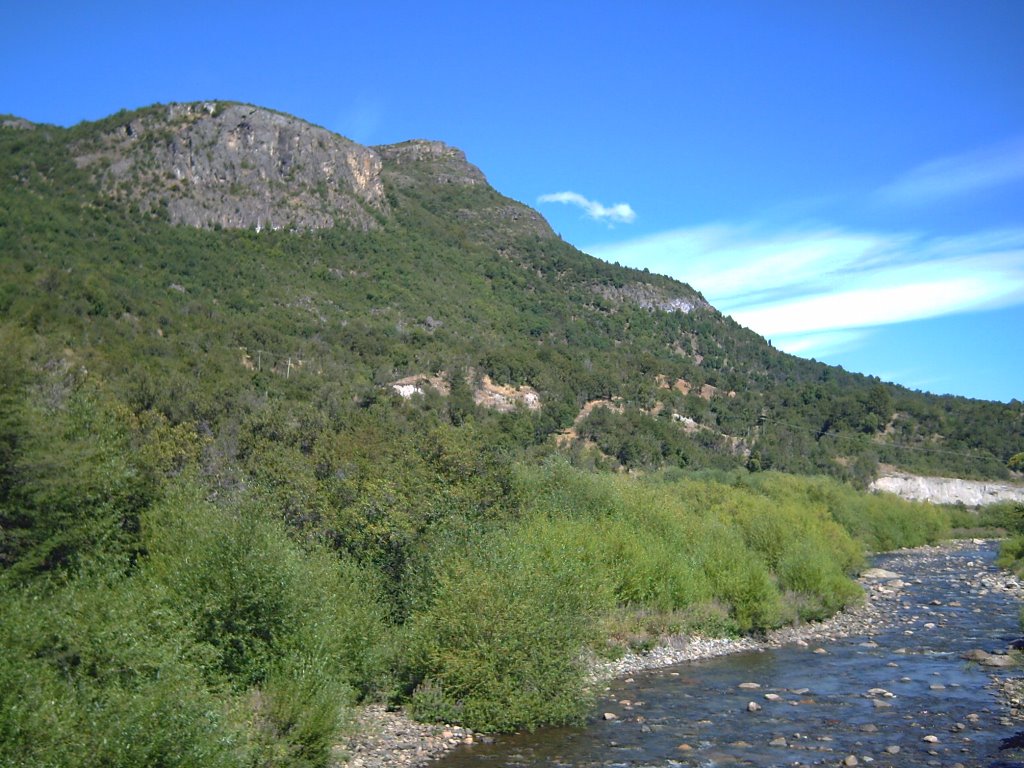 Río Encuentro, límite entre Chile y Argentina by José Pedro Martínez