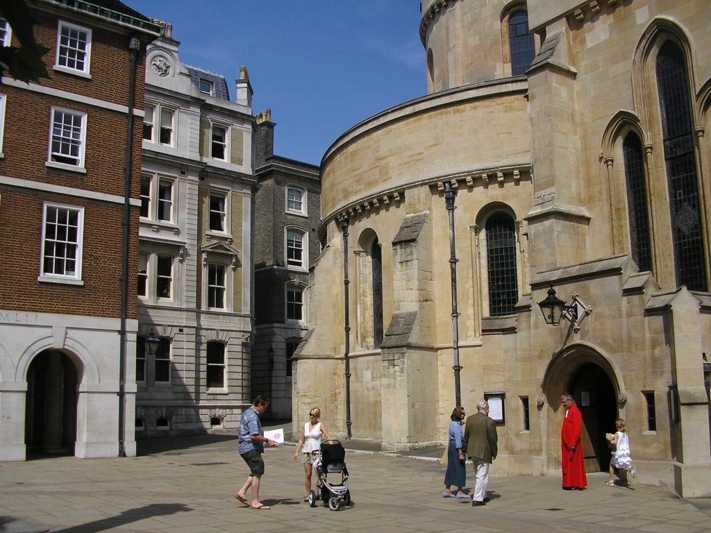 Temple Church, minutes before start a religious ritual by Luna, Mario