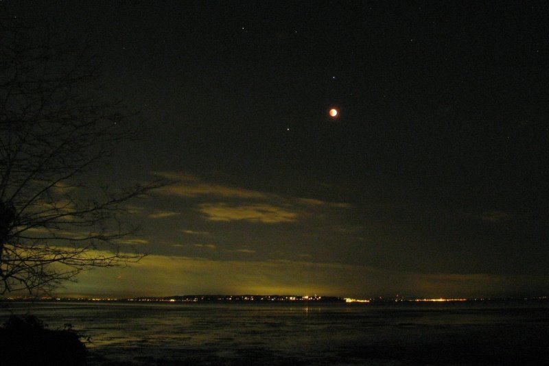 Lunar Eclipse from Boundary Bay by Nawitka