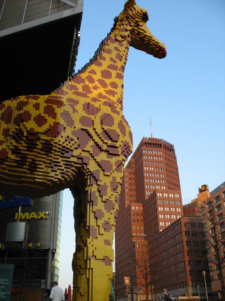 Giraffe spuckt auf Wolkenkratzer by michasbe