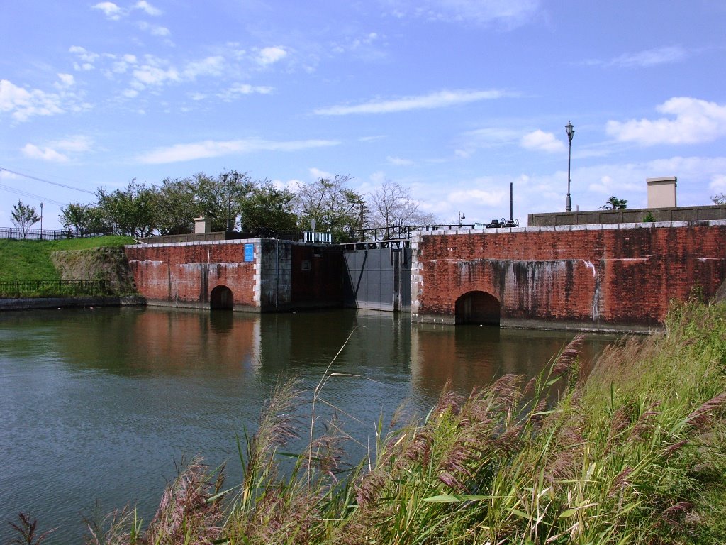 横利根閘門(Yokotone lock gate)2 by Tomo Satoshy