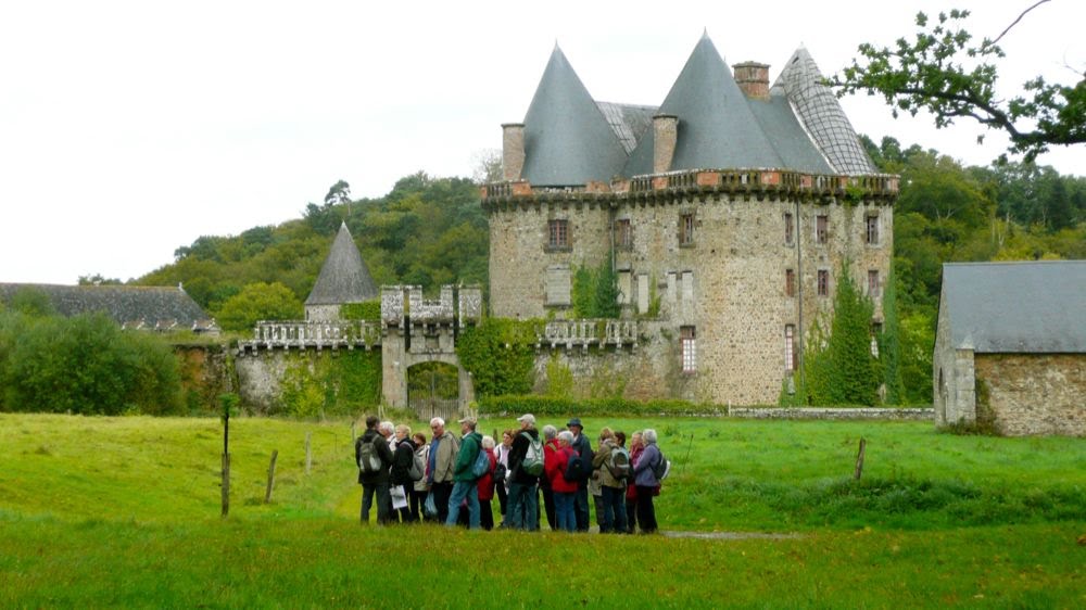 Au XI° S, à l'emplacement de l'actuel château s'élève déjà un manoir. Il devient au XV° S une importante forteresse et se compose d'un corps de garde flanqué de quatre tours que protège un mur d'enceinte à claires-voies surmonté d'un promenoir et précédé d by le rheusois