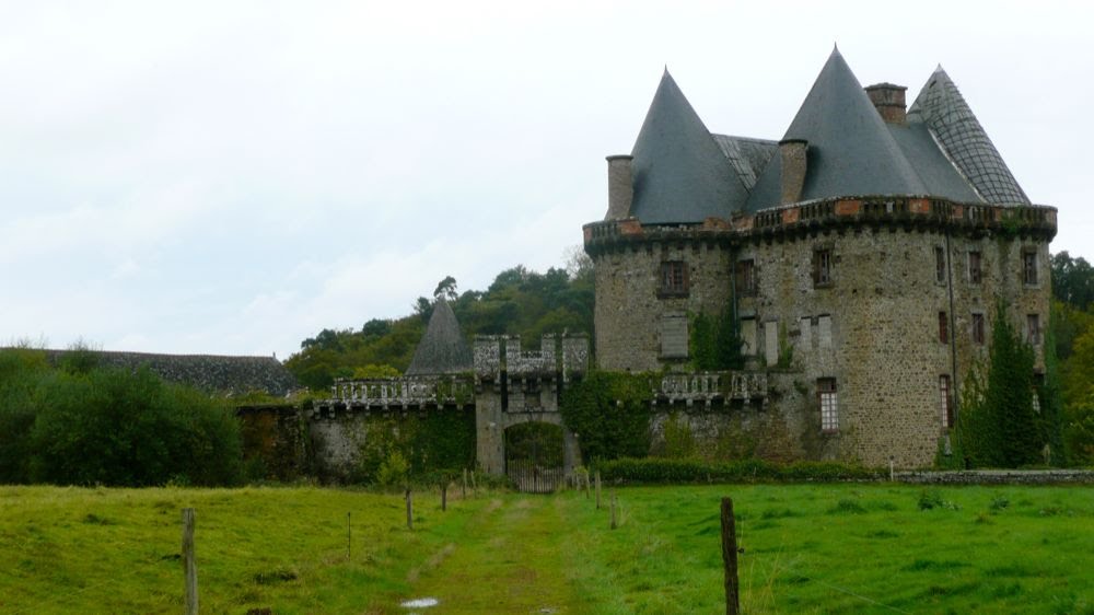 Repris en 1354 aux Anglais qui l'occupent depuis 1352, le château est incendié. by le rheusois