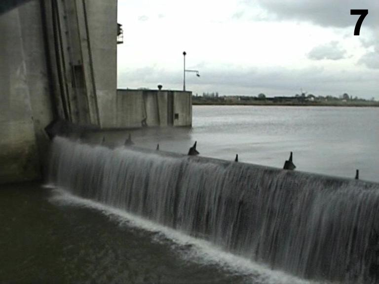 Stuwschuiven voor de waterhoogte regeling by M.C. vd HEIJDEN