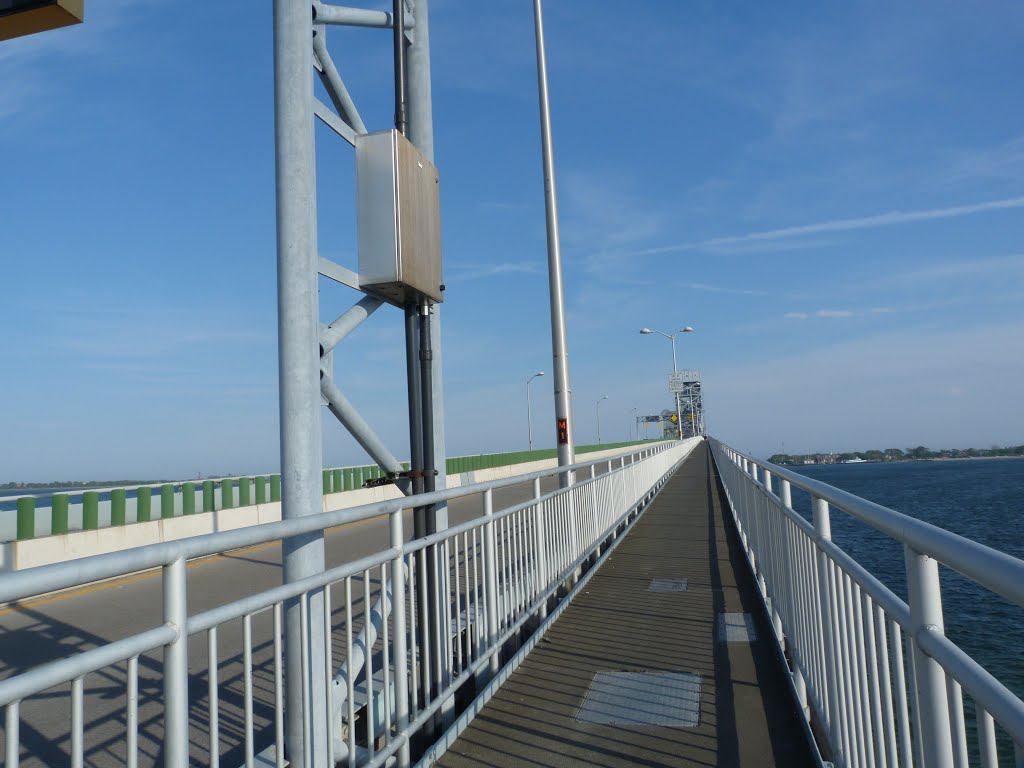 Cycle lane in the bridge. by ☮Ronan 60 countries☮