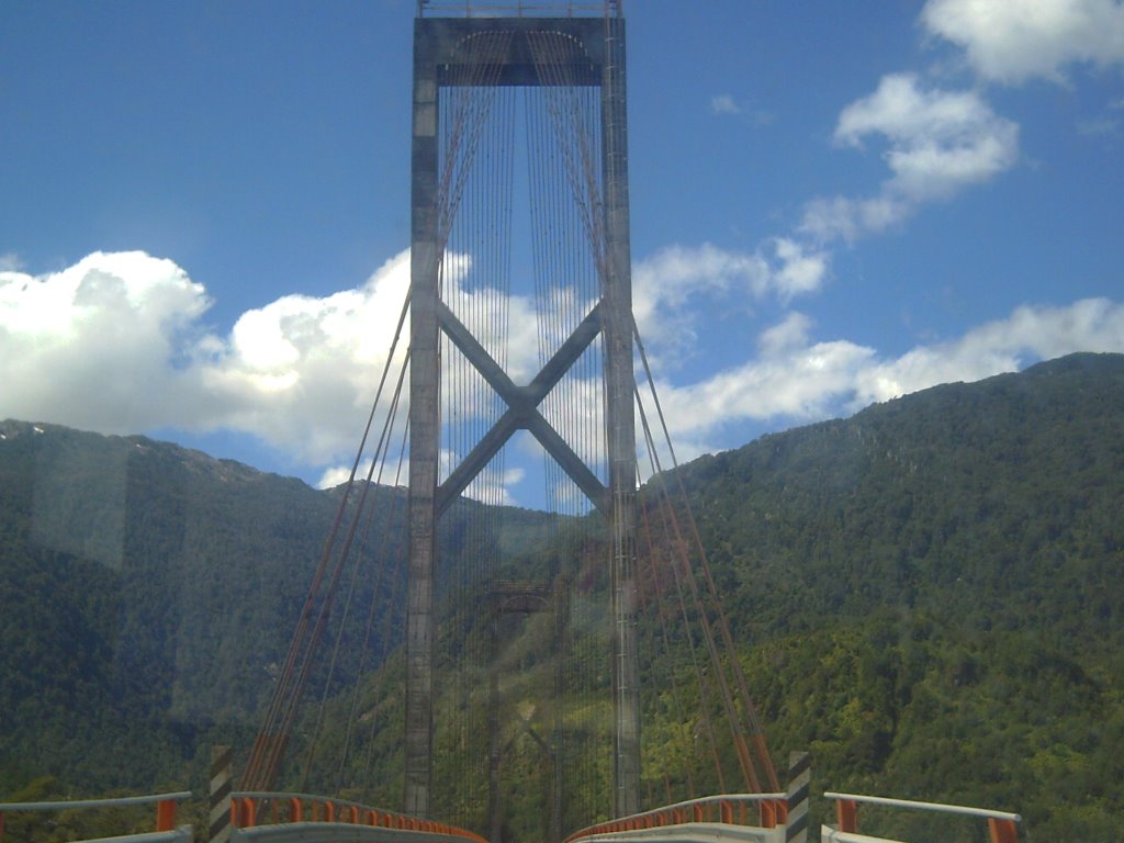 Puente sobre Río Yelcho by José Pedro Martínez