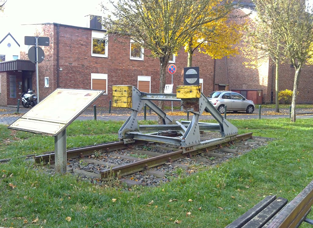 Prellbock Denkmal - Erinnerung an die Eisenbahntradition in Opladen by Schulze Michael