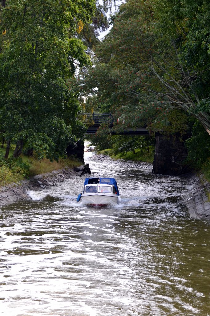 Motor boat in Laajasalo canal by Petteri Kantokari