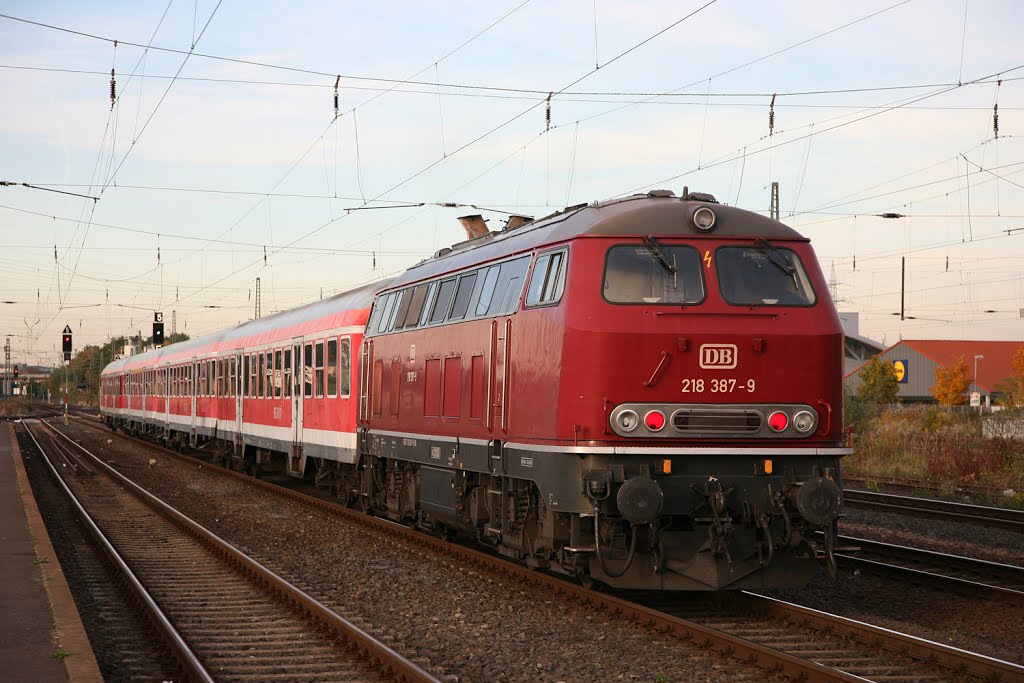 218 387 brings up the rear of the 17:15 Frankfurt Hbf to Nidda at Bad Vilbel, which was detached at Bad Vilbel. 18/10/2012. by MickB.