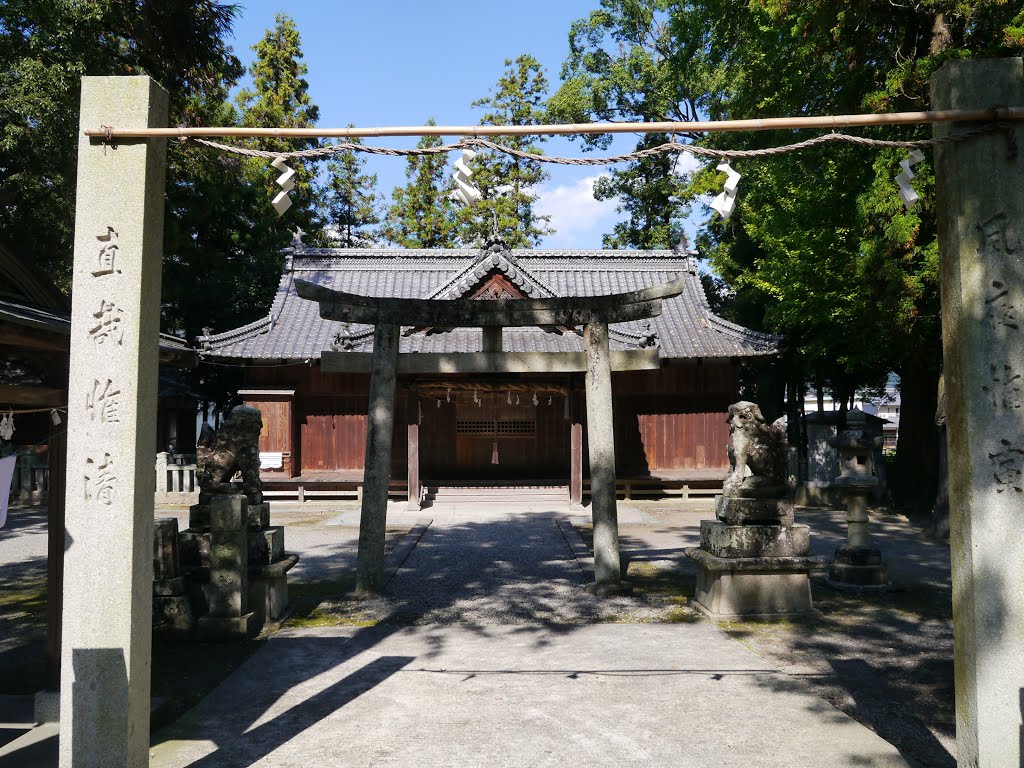 金丸八幡神社　標柱・注連縄・鳥居・拝殿 by folon X