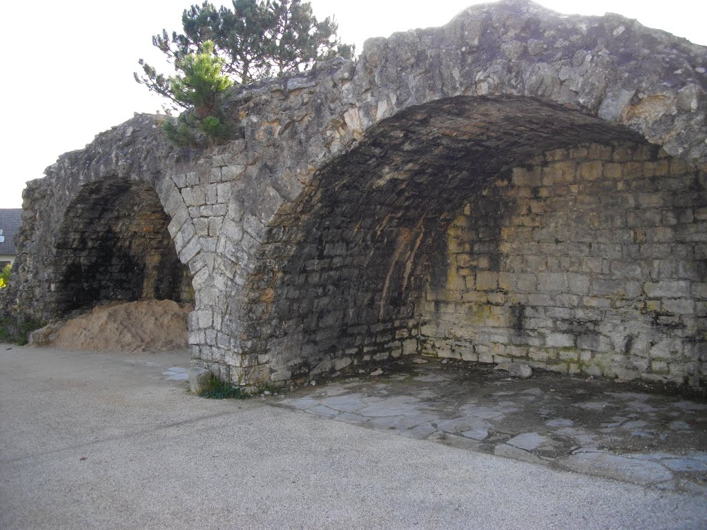 Arcades de fortification devant le fort du Mont Bart by Claudius B.