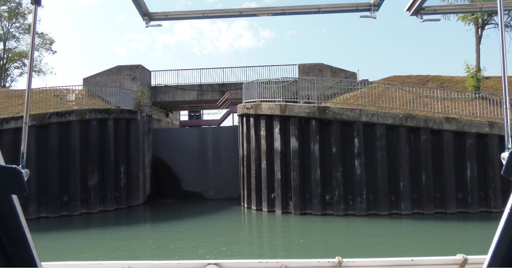 Canal de Savière : L'écluse donnant accès au fleuve Rhône . by Bernard817