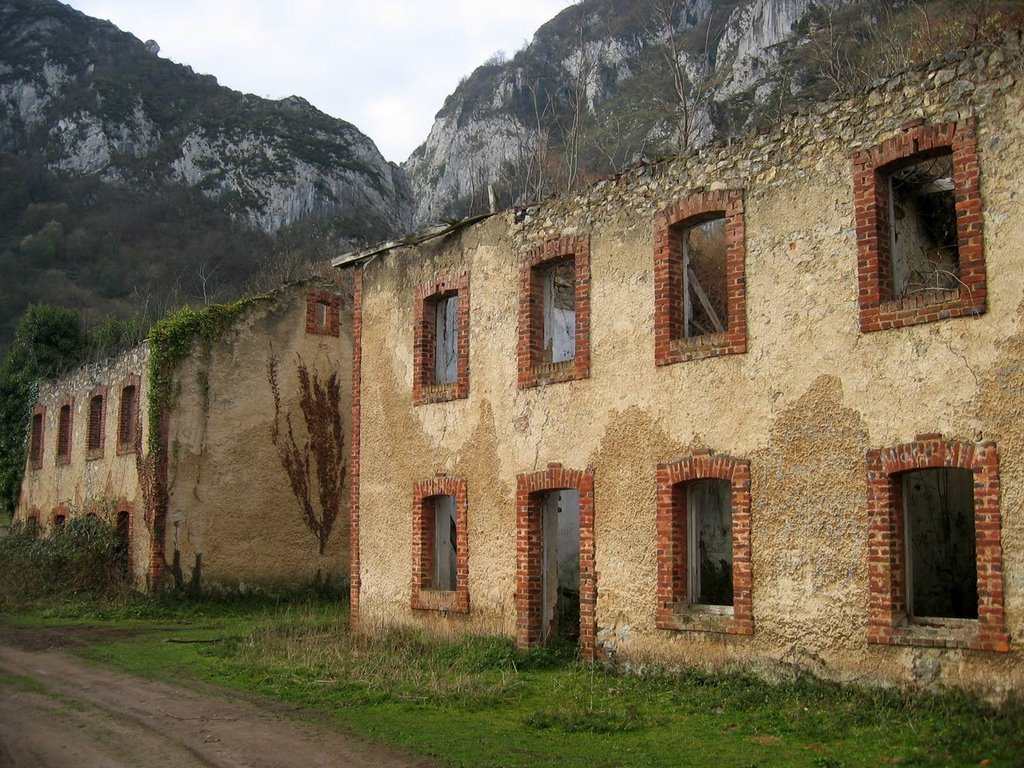 Antiguos barracones mineros by La Casa del Chiflón (Bulnes)