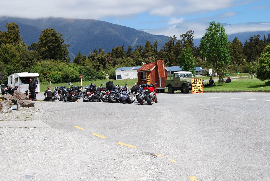 Bikers stop at Haast nz by Petelu