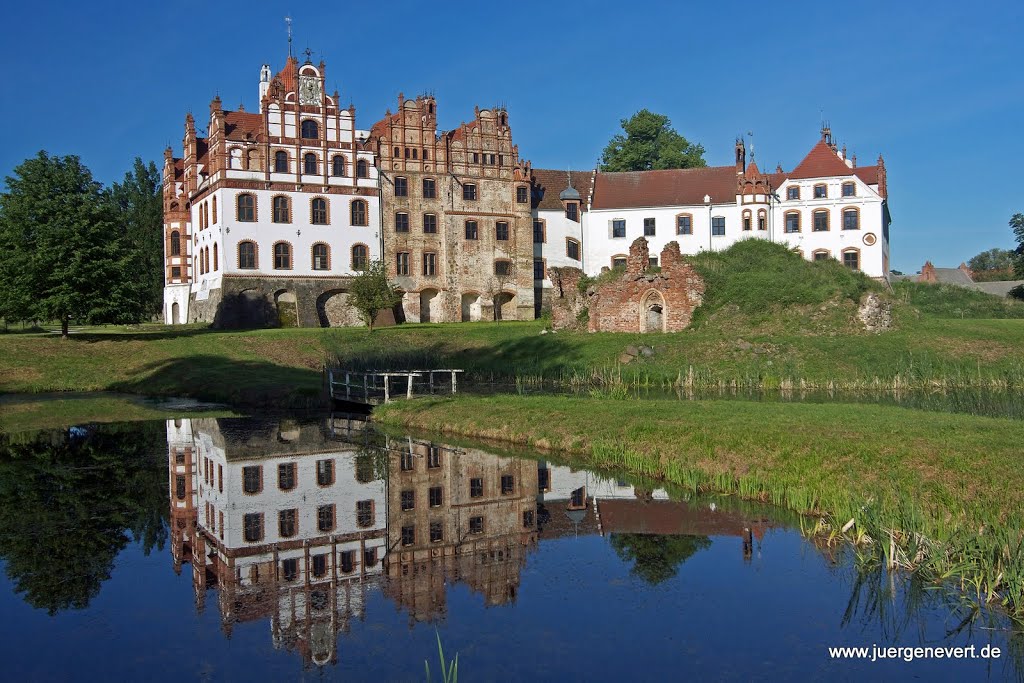 Schloss Basedow by Jürgen-Güstrow