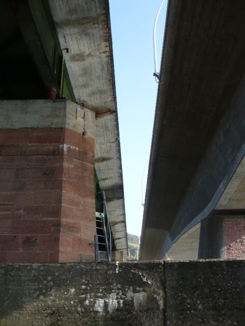 Alte und neue Mainbrücke in Klingenberg im Oktober 2012, gesehen aus der Schleuseneinfahrt by kdh865