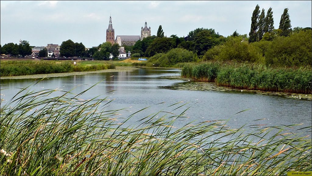 Gezicht op St. Jan vanuit het Bossche Broek. by Gerrit van Poppel