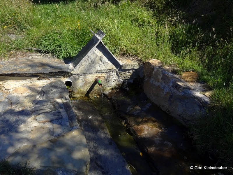 Wasserstelle vor Fonfria by Gert Kleinsteuber