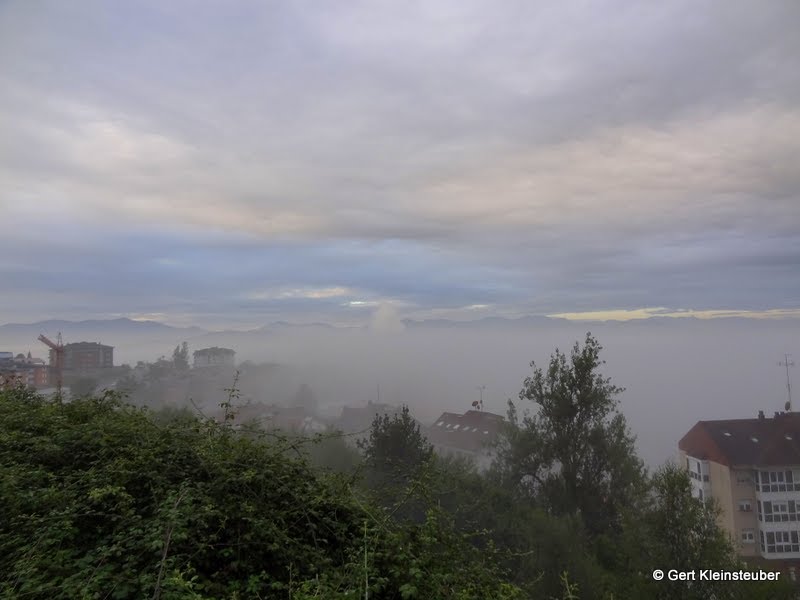 Tineo liegt bei Aufbruch im Nebel by Gert Kleinsteuber