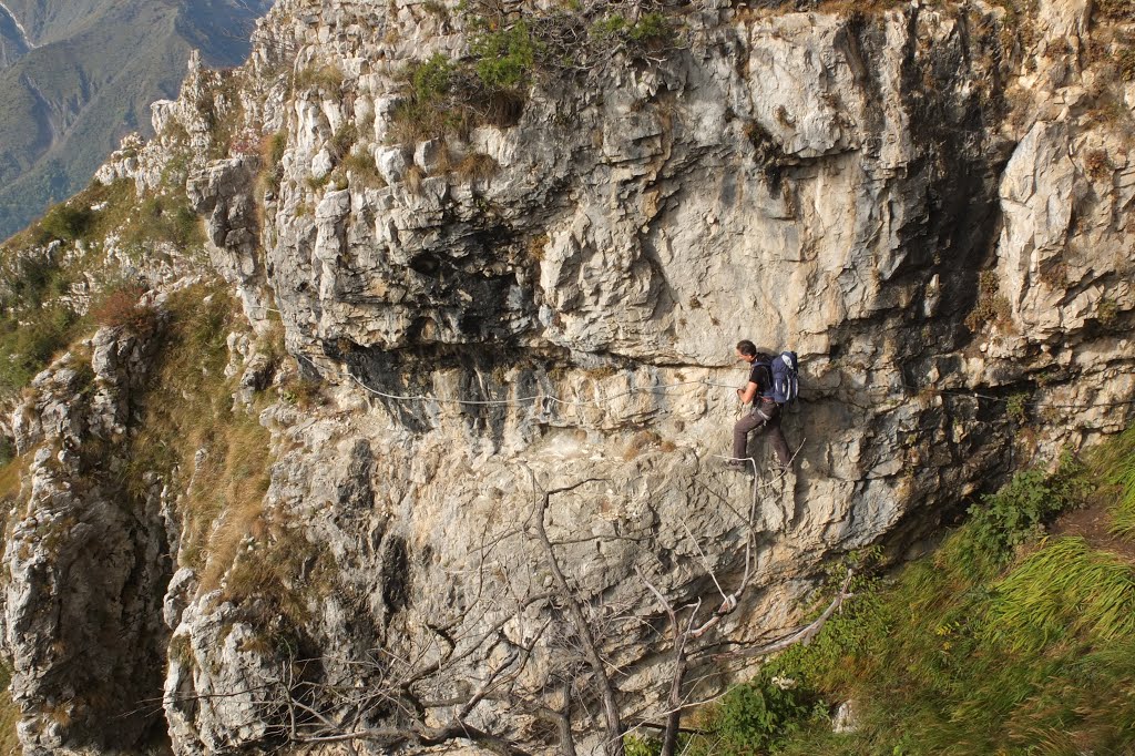 Passaggio in cengia sulla Ferrata Nasego by Francesco Zanardini