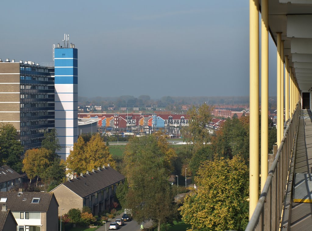 Uitzicht vanaf de hoogbouw aan de Goudlaan in Vinkhuizen-Noord. De flat links is de "Aquamarijnflat" in de Aquamarijnstraat. De gekleurde huizen bij de Reitdiephaven zijn van Oving Architekten. by Hans R van der Woude