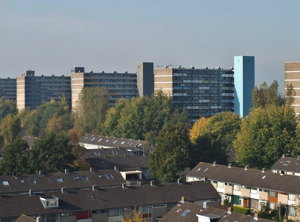 Uitzicht vanaf de hoogbouw aan de Goudlaan in Vinkhuizen-Noord. De galerijflats staan in de Aquamarijnstraat. by Hans R van der Woude