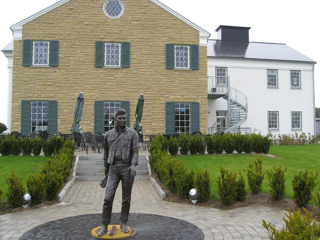 Elvis Presley ved Graceland i Randers by Ejlif Pedersen